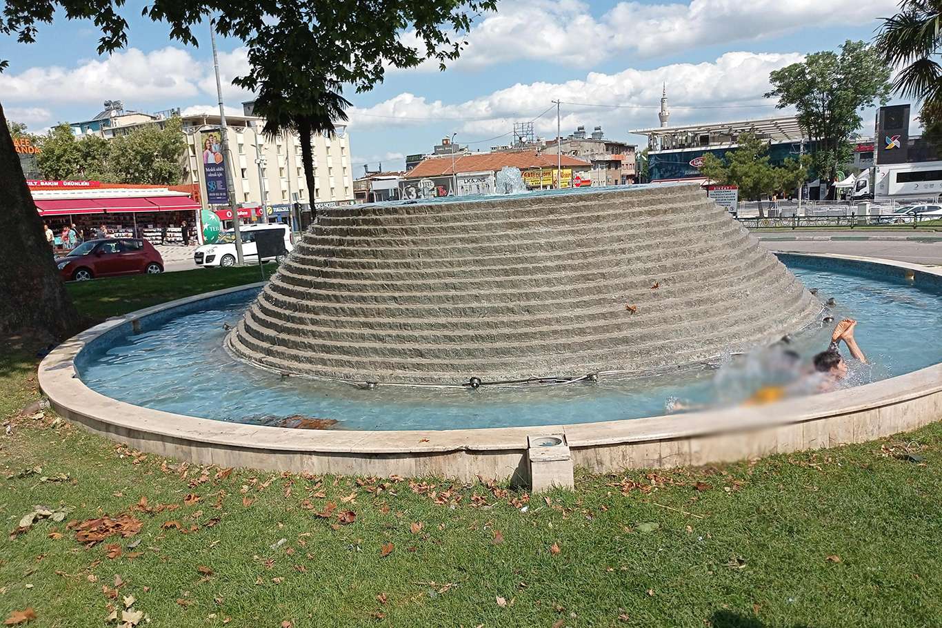 Süs havuzunda tehlikeli eğlence Süs havuzunda tehlikeli eğlence